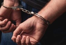 Policiais são presos por furtar dinheiro e aliança de entregador de farmácia no Rio