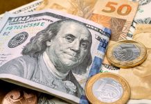 Dólar termina em leve alta, a R$ 4,9793, com influência externa contida por sinal do Copom