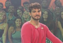 Jão confirma namoro com Pedro Tófani após beijo