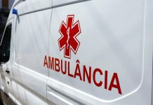 Mulher morre e homem fica ferido após casa desabar em cima de carro