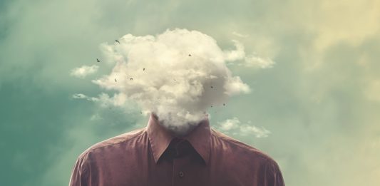 Covid longa: ‘Nevoeiro cerebral’ é causado por hemorragias, diz estudo