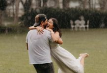 Sorocaba e Biah Rodrigues descobrem sexo dos gêmeos em chá revelação