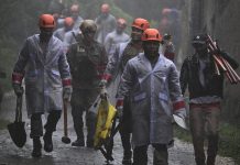 Menina de 4 anos é resgatada viva após ficar 16 horas soterrada em Petrópolis, no Rio