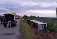 Ônibus tomba na BR-116 e deixa 2 mortos e 40 feridos