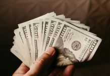 Dólar avança a R$ 4,9811, com fluxo comprador após frustração com Petrobras