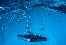 Casal perde celular no mar e encontra aparelho dias depois funcionando