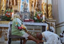 Pela primeira vez, mulher trans tem pés lavados em basílica tradicional de Salvador