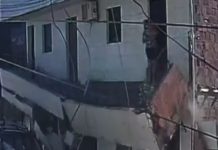 Varanda desaba com mulher e criança no colo