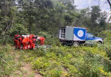 Corpos das vítimas da queda de avião na Bahia são retirados de aeronave quase sete horas após acidente