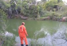 Criança morre afogada após mergulhar em lagoa com o pai