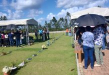 Familiares e amigos se despedem de criança que morreu ao ser esquecida pelo pai em carro na BA