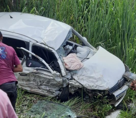 Idoso morre e cinco pessoas ficam feridas após dois carros baterem de frente