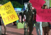 No Dia Internacional da Mulher, grupo protesta ao redor de estátua que homenageia Daniel Alves na Bahia