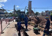 Abastecimento de água é interrompido em bairros de Salvador após obra do BRT atingir novamente rede da Embasa
