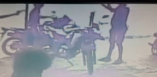 Vídeo mostra momento que policial aposentado é rendido e baleado durante assalto em Salvador