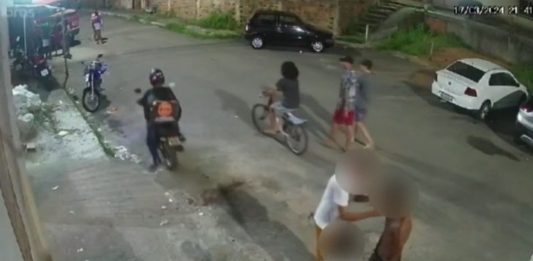 Motoboy fica em estado grave após ser baleado em Salvador; polícia diz que houve confronto, mas família nega versão