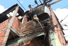 Fiação de poste pega fogo em Salvador, chamas atingem casa e moradores pulam janela para se salvar de incêndio