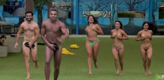 Davi, Matteus, Alane, Beatriz e Isabelle pulam pelados na piscina no BBB 24