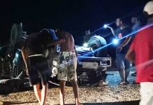 Mulher em carroceria de caminhonete é arremessada de veículo durante acidente na Bahia; vítima morreu