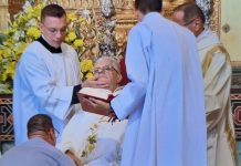 Padre passa mal em altar durante missa de Páscoa