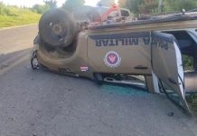 Viatura da Polícia Militar capota na Bahia