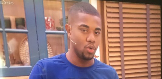 No É de Casa, Davi revela que continua casado com Mani Reggo