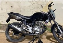 Homem é preso após realizar manobras perigosas com moto roubada em Boa Vista do Tupim Moto apreendida em Boa Vista do Tupim