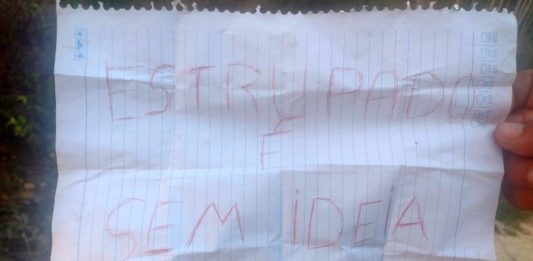 Corpo de homem é encontrado com marcas de tiros e bilhete