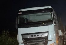 Carretas colidem em acostamento da BR-020