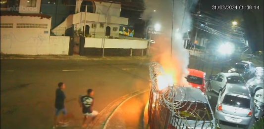 Vídeo mostra momento que dois homens incendeiam carro dentro de loja em Salvador