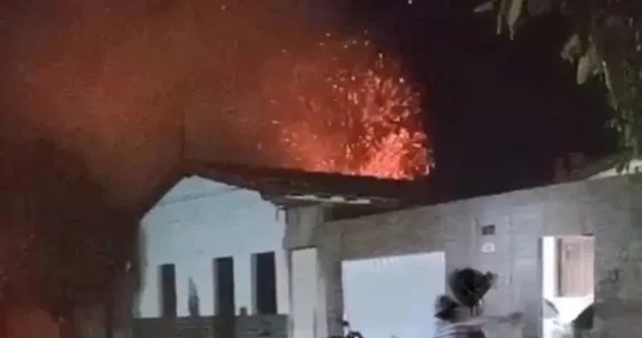 Casa pega fogo na Bahia, após celular explodir enquanto era carregado