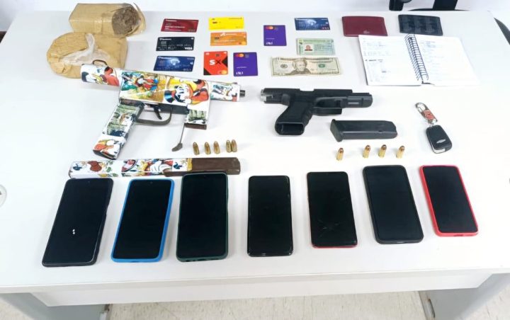 Material apreendido com os suspeitos em Itapuã