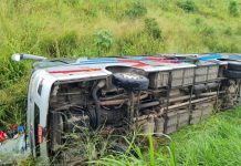 Três adultos e uma criança ficam feridos após ônibus tombar na BR-324