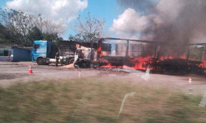 Carreta pega fogo em posto de combustíveis da BR-116