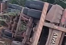 Carreta, carregada de milho, tomba na BA-052 Carreta tomba na BA-052