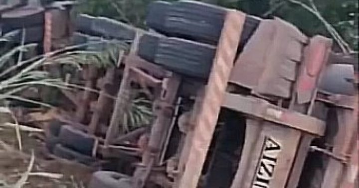 Carreta tomba na BA-052