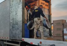 Cigarros contrabandeados são apreendidos pela PRF PRF apreende 290 mil maços de cigarros contrabandeados em Paulo Afonso