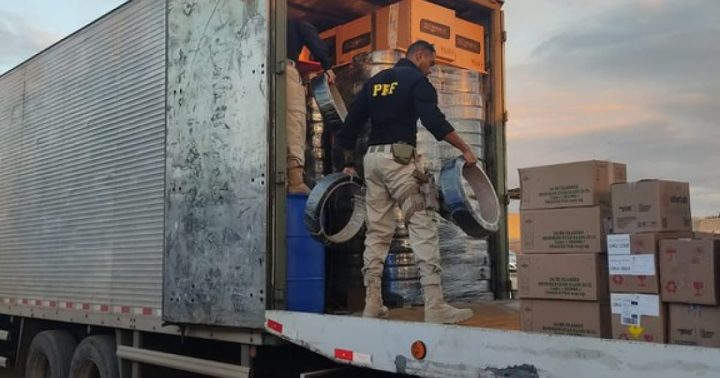 PRF apreende 290 mil maços de cigarros contrabandeados em Paulo Afonso