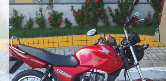 Policia apreende moto roubada no Distrito Lajedo Alto em Iaçu Policia apreende moto roubada no Distrito Lajedo Alto em Iaçu