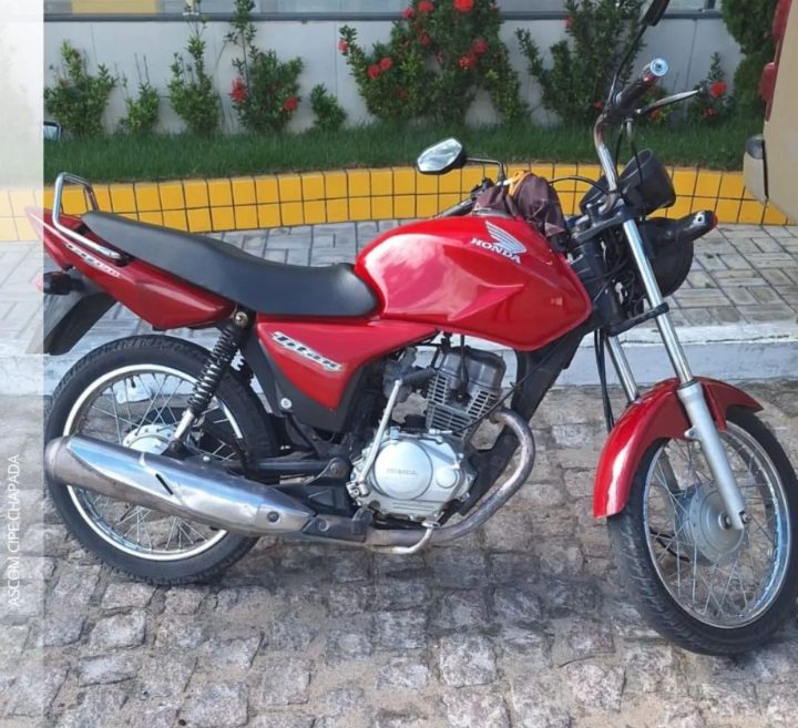 Policia apreende moto roubada no Distrito Lajedo Alto em Iaçu