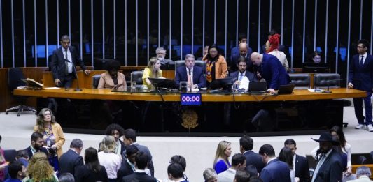 Deputados aprovam projeto que tira direitos de ocupantes de terra a ter acesso ao Minha Casa, Minha Vida e Bolsa Família