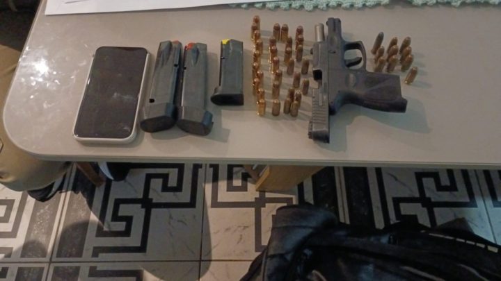 Foram apreendidas pistolas, um revólver, uma espingarda, carregadores de pistola, cartuchos e porções de maconha.