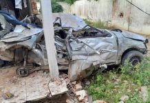 Três pessoas morrem e duas ficam feridas após carro bater em muro Três pessoas morrem e duas ficam feridas após carro bater em muro
