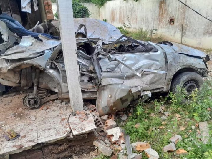 Três pessoas morrem e duas ficam feridas após carro bater em muro Três pessoas morrem e duas ficam feridas após carro bater em muro