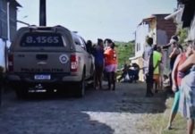 Mulher é encontrada morta com sinais de enforcamento ao lado de casa Mulher é encontrada morta com sinais de enforcamento ao lado de casa