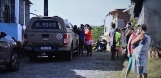 Mulher é encontrada morta com sinais de enforcamento ao lado de casa Mulher é encontrada morta com sinais de enforcamento ao lado de casa