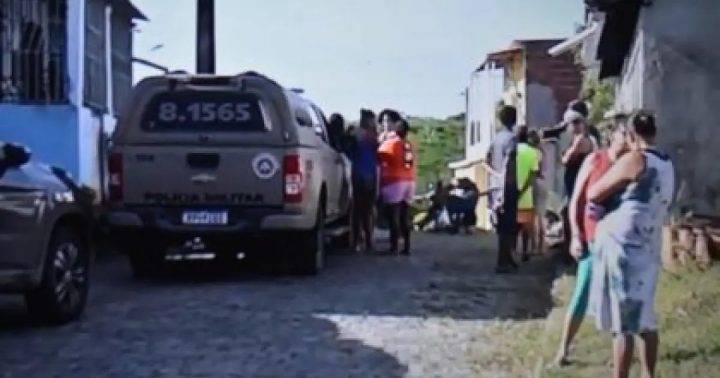 Mulher é encontrada morta com sinais de enforcamento ao lado de casa Mulher é encontrada morta com sinais de enforcamento ao lado de casa