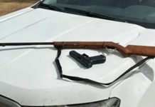 Mulher é presa por porte ilegal de arma e exploração sexual da filha