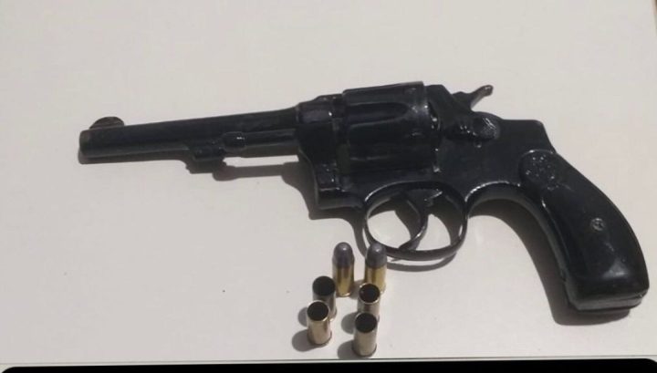 Após troca de tiros, policia apreende arma de fogo em Tanquinho de Lençóis Após troca de tiros, policia apreende arma de fogo em Tanquinho de Lençóis