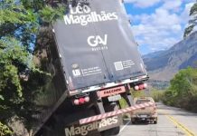 Carreta do cantor sertanejo Léo Magalhães fica pendurada em ribanceira na Chapada Diamantina Carreta do cantor sertanejo Léo Magalhães fica pendurada em ribanceira na Chapada Diamantina